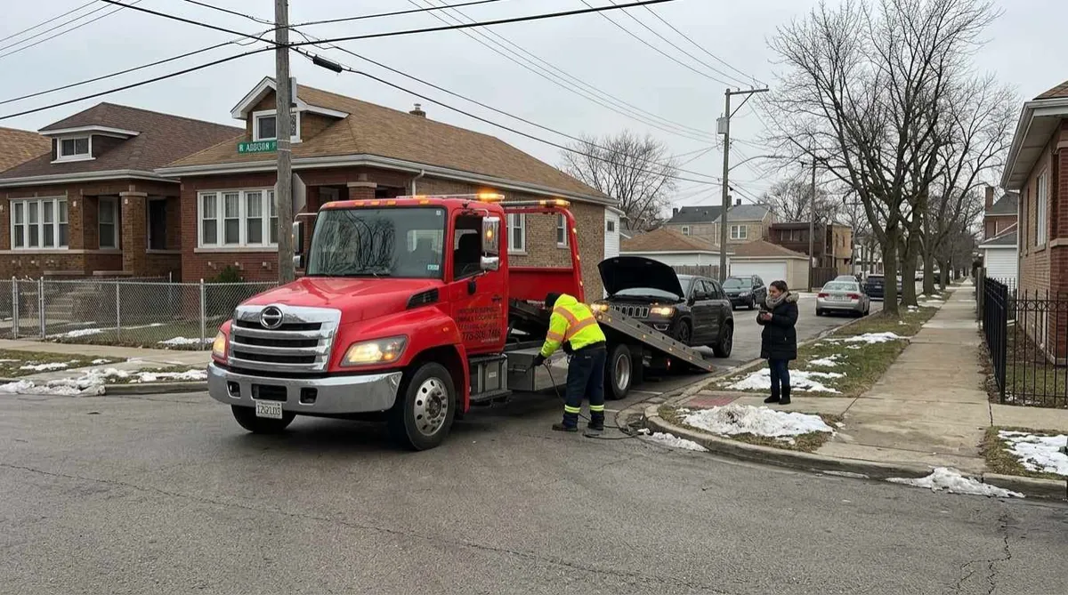 Emergency tow truck responding to a breakdown in Dunning Chicago 60634