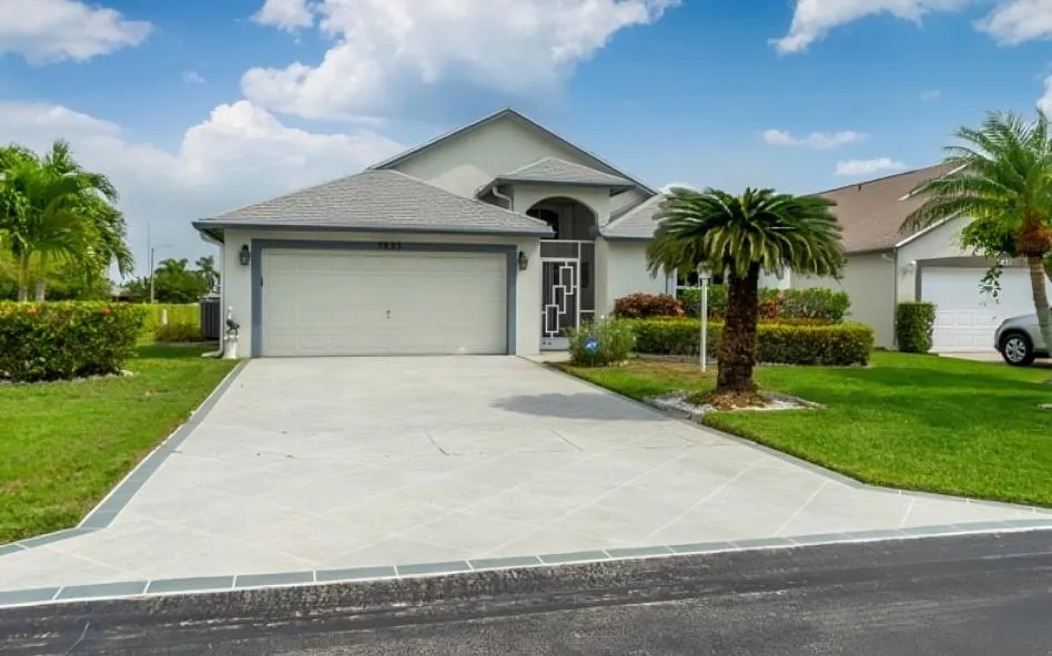 West Palm Beach Concrete Pros builds driveways.