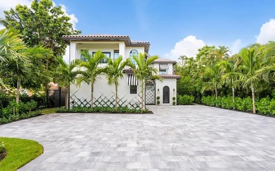 West Palm Beach Concrete Pros builds sidewalks.