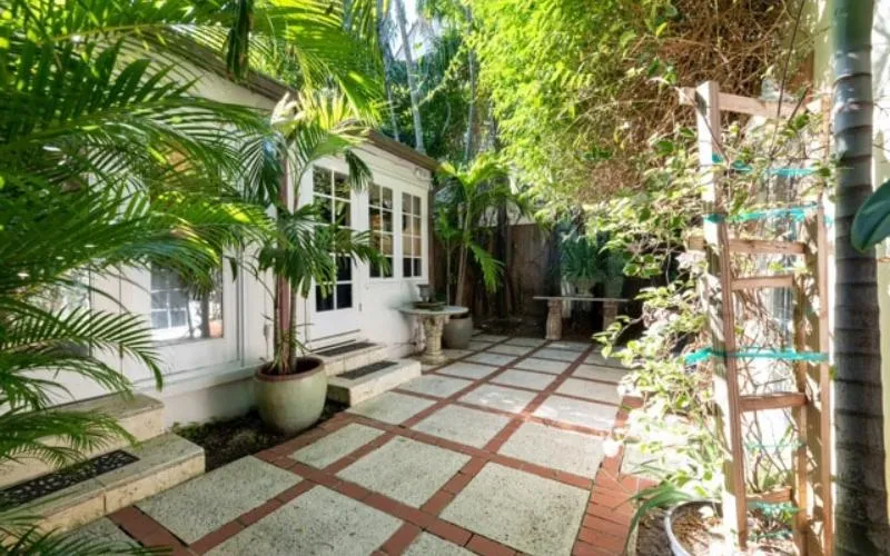West Palm Beach Concrete Pros builds patios with pavers.