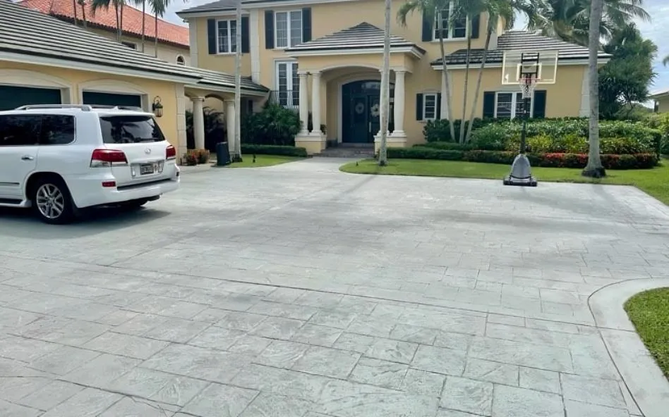 West Palm Beach Concrete Pros builds driveways.