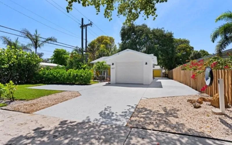West Palm Beach Concrete Pros pours driveways.