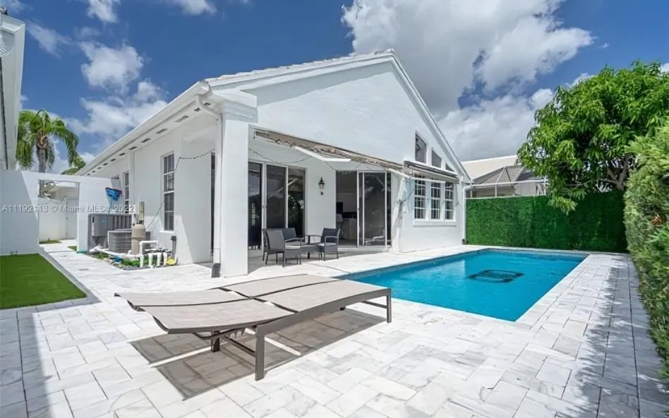 West Palm Beach Concrete Pros buids pool decks.
