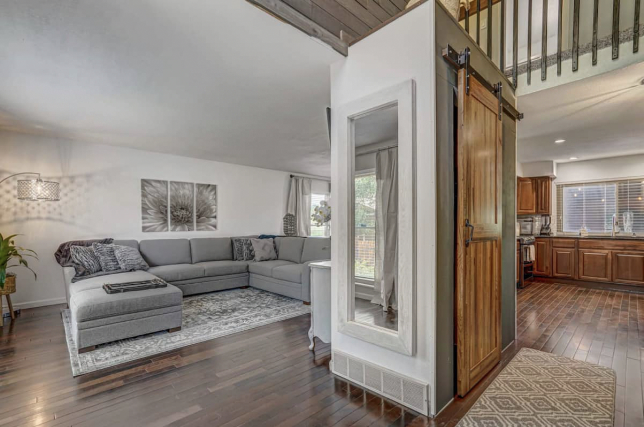 Warm furnished interior of Valencia property