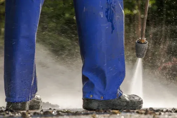 How to Find the Best Pressure Washing in Ahwatukee Foothills Village, AZ (Without Overpaying)