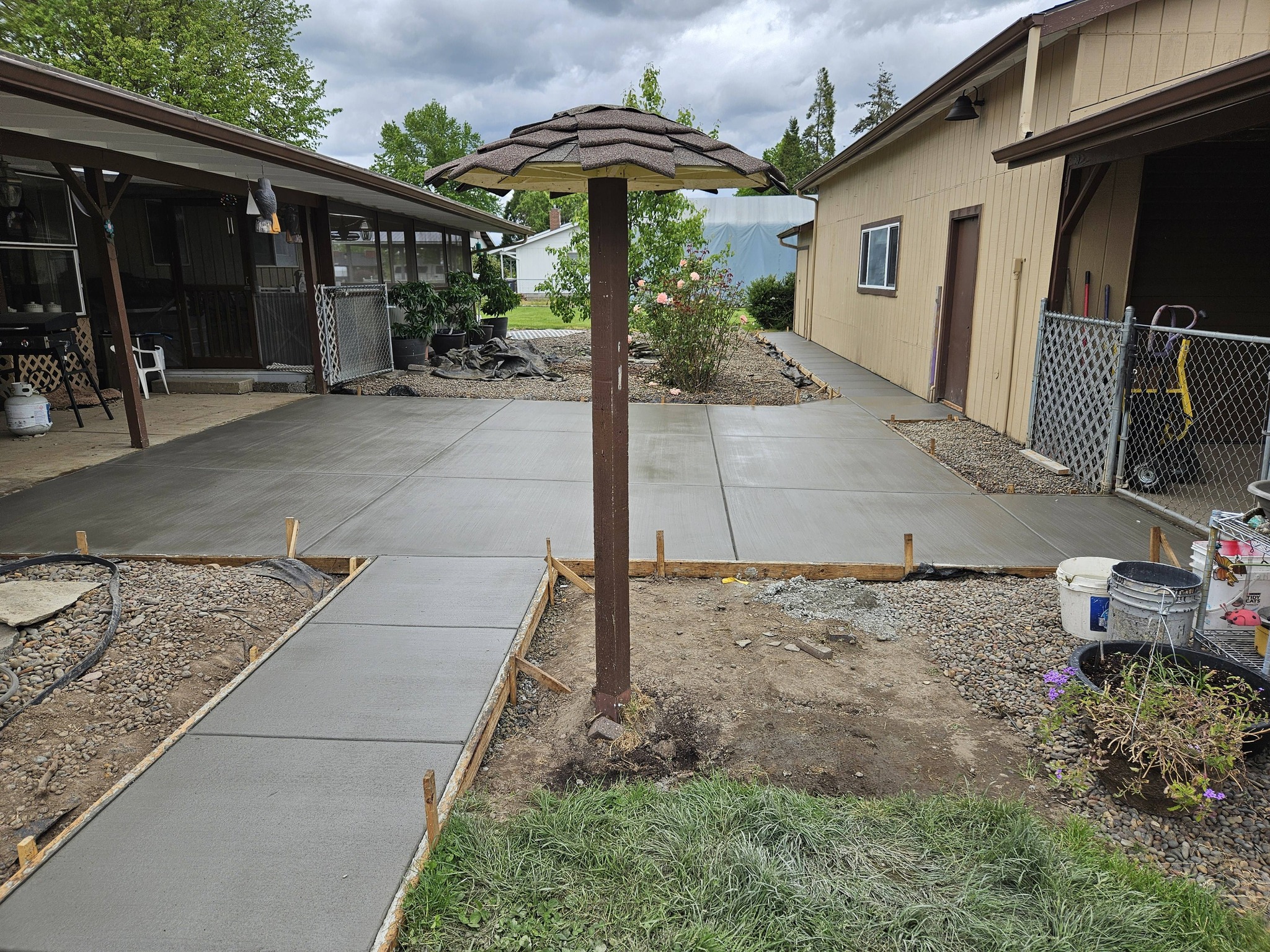 Corvallis Concrete builds and installs Walkway