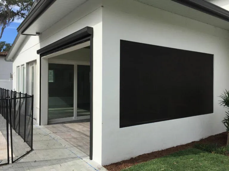 Enclosed room with solar retractable mesh reducing heat and glare