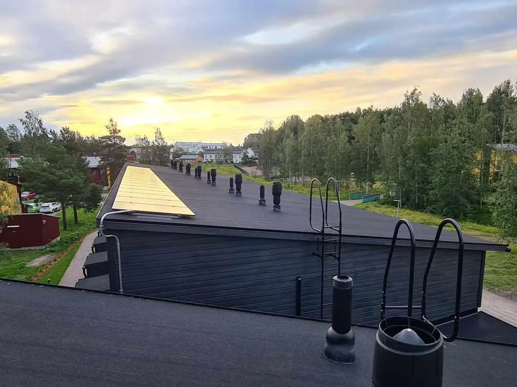 Huomakattoremontti saaristomökillä.