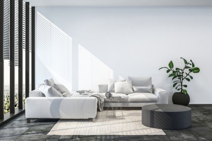 "Lichte, stijlvol ingerichte woonkamer met neutrale kleuren na interieuradvies van LevelUp Renovaties