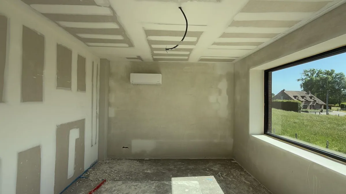 Ruimte met nieuw geplaatste gyprocwanden en plafond tijdens renovatie door LevelUp Renovaties