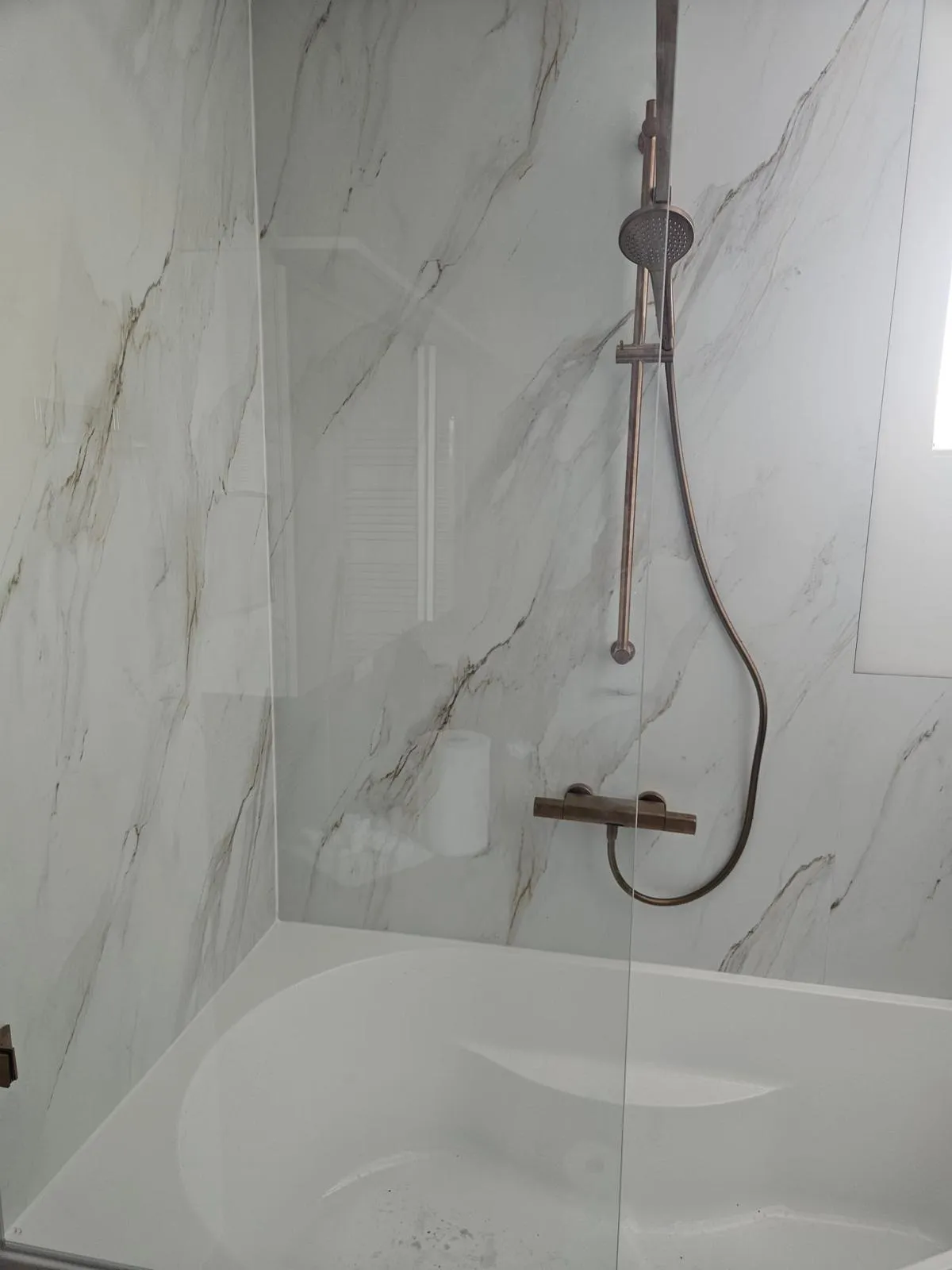 Gerenoveerde badkamer met inloopdouche en marmerlook tegels door LevelUp Renovaties