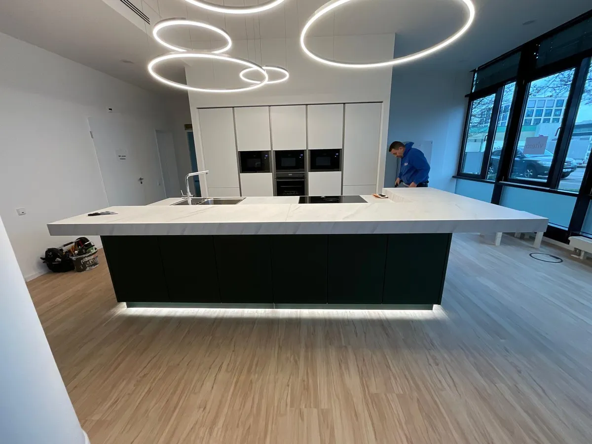 Moderne Küche mit großer Kücheninsel und integrierten Geräten