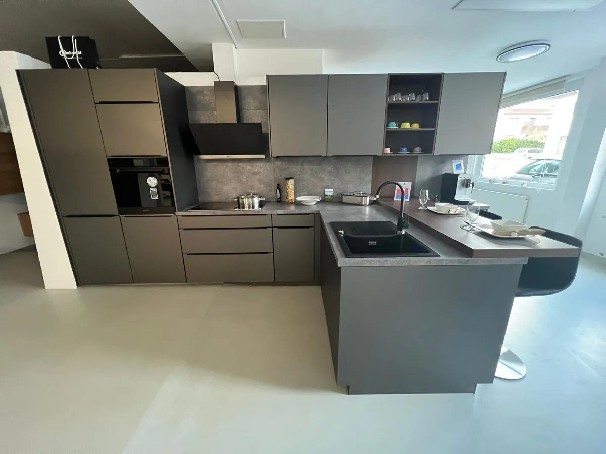 Moderne Küche mit dunklen Fronten und Kücheninsel