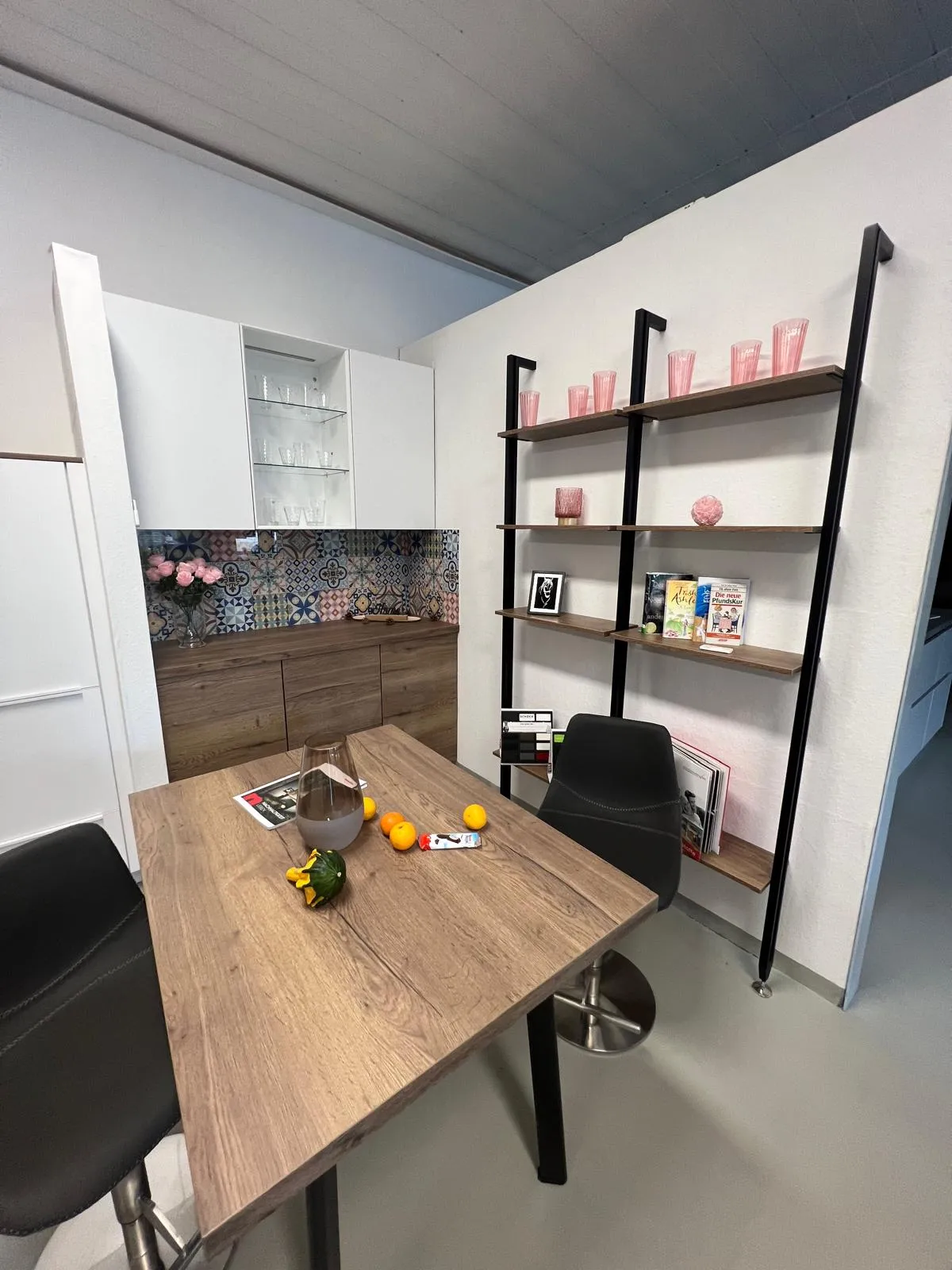 Moderne Küche mit hellen Fronten und dunkler Arbeitsfläche