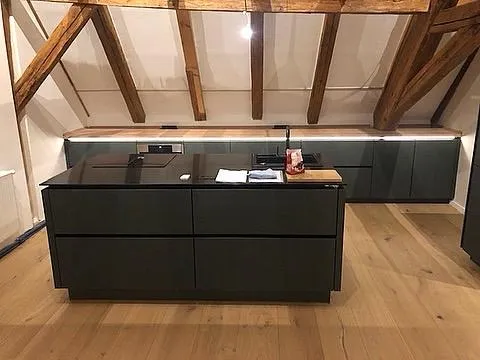 Moderne Küche mit dunklen Fronten und Arbeitsfläche