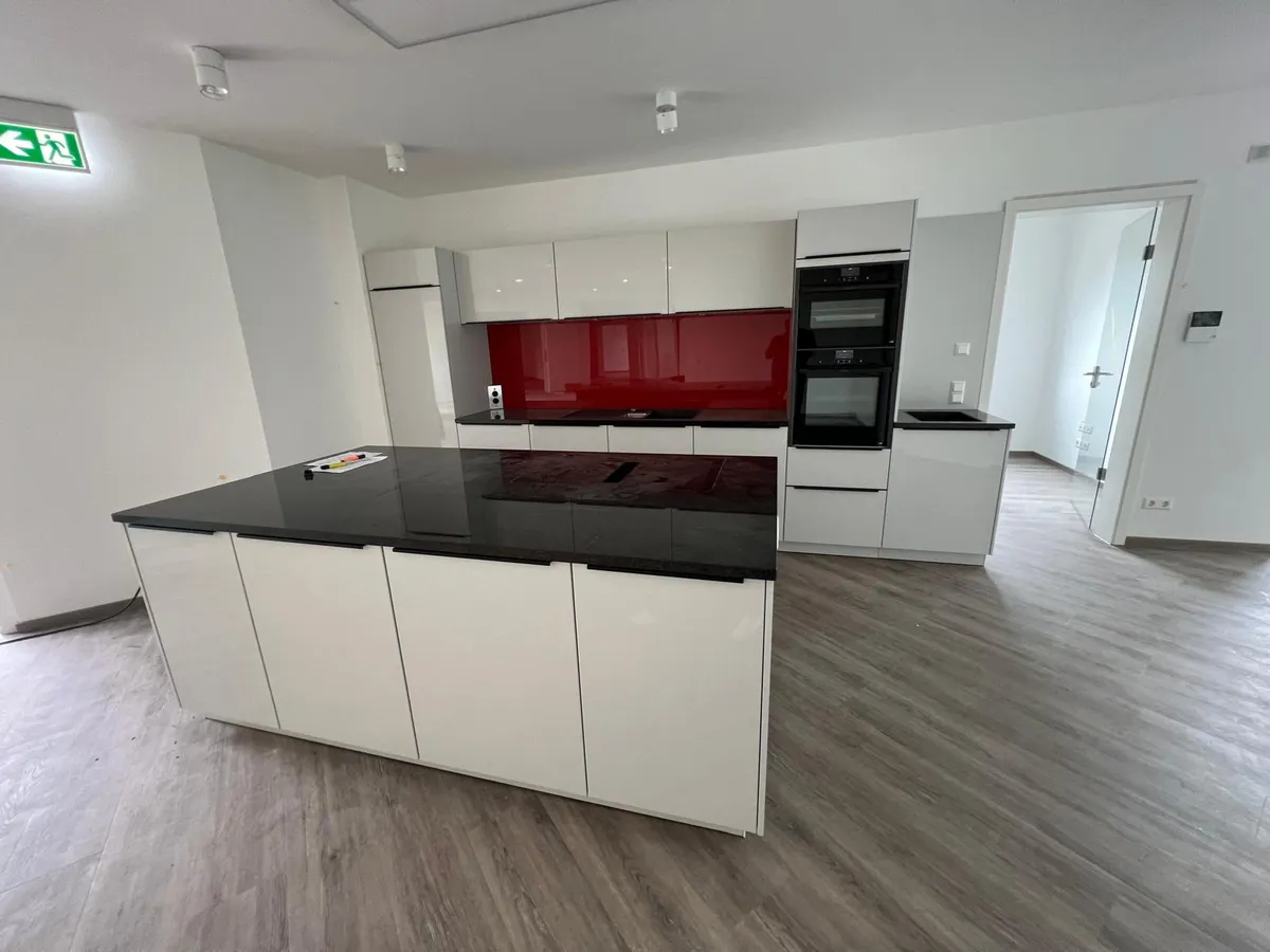 Moderne Küche mit Holzdetails und hellen Fronten
