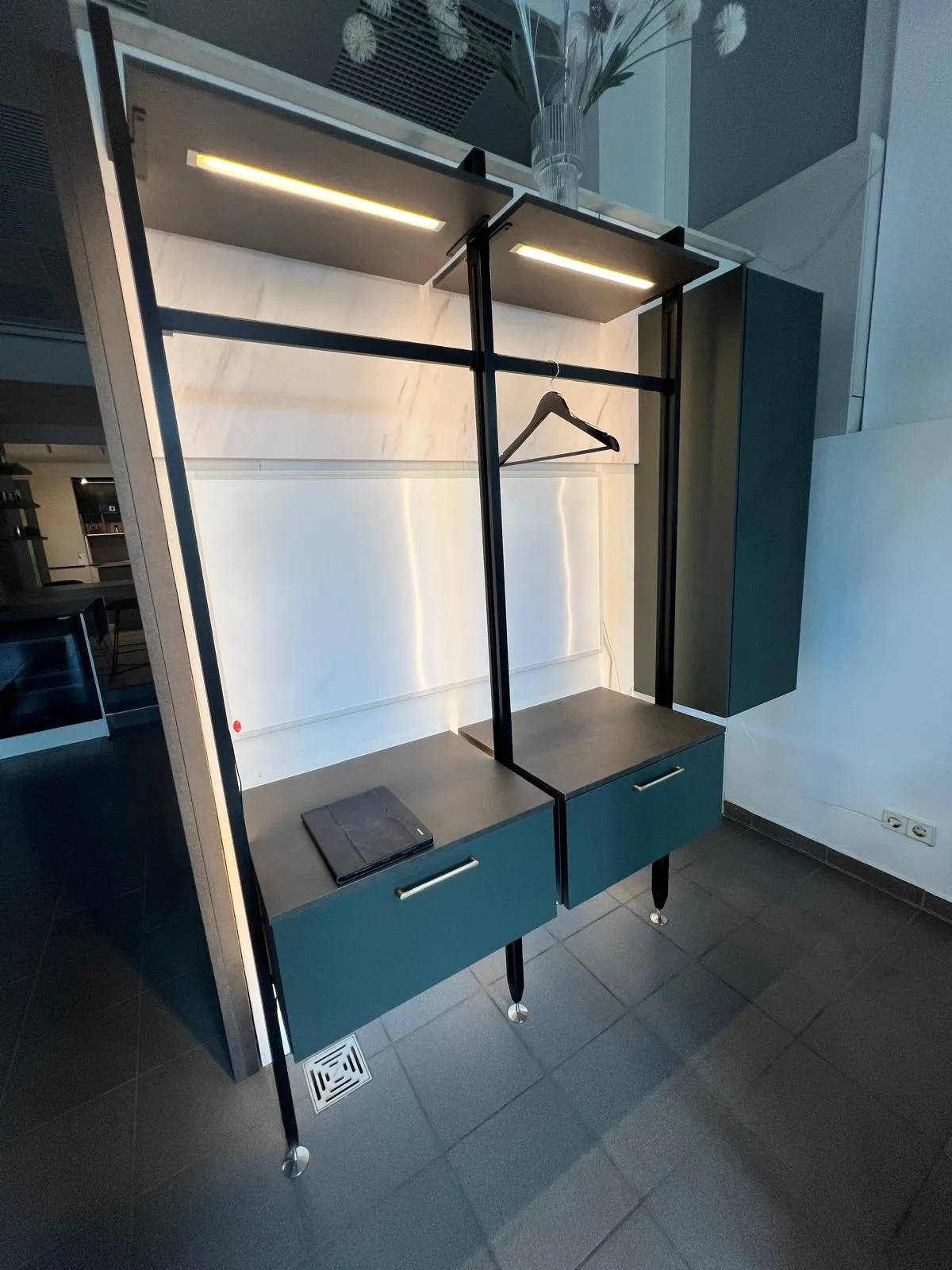 Moderne Küche mit offenem Regal und Holzdetails