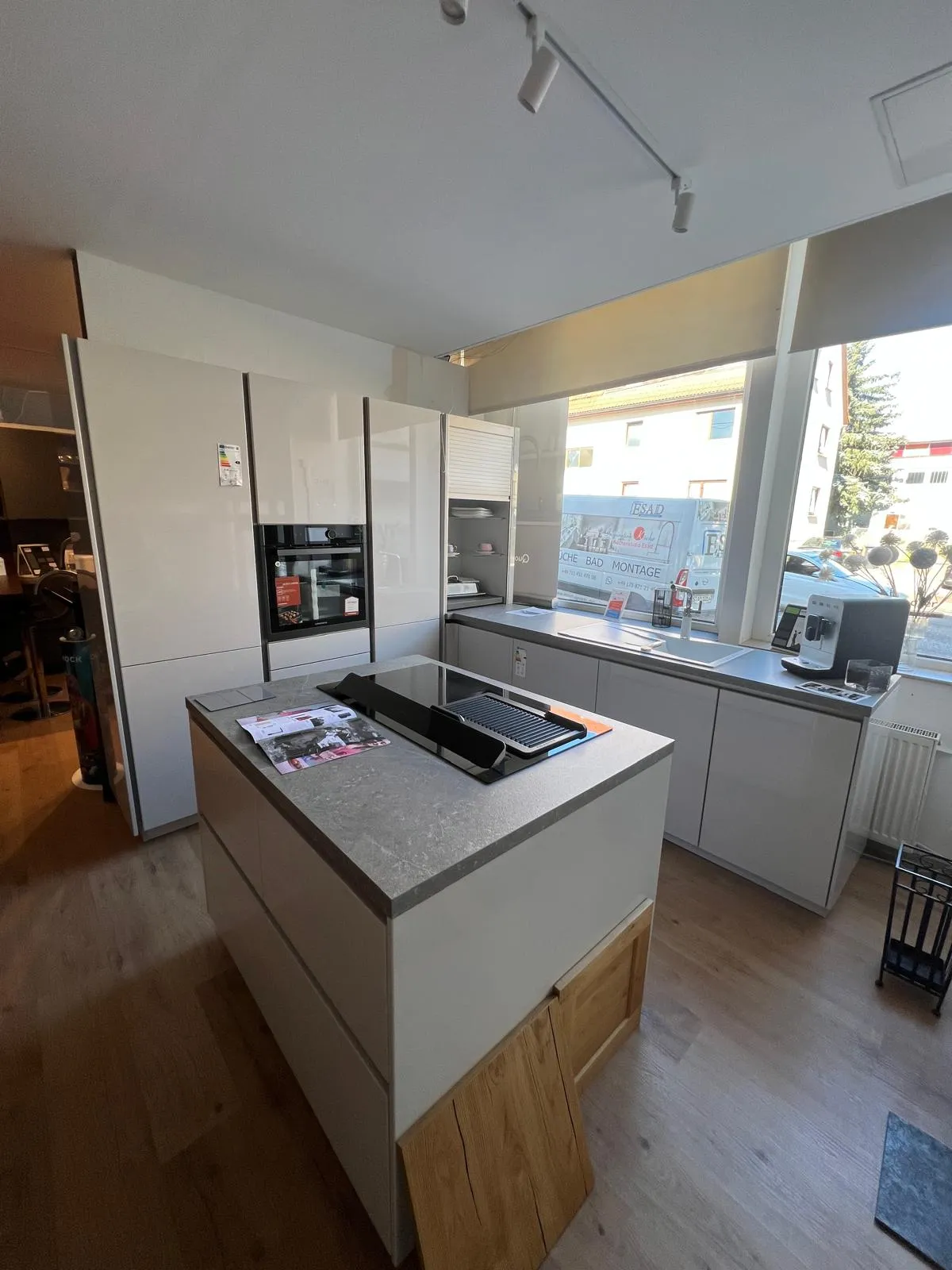 Moderne Küche mit Kücheninsel und integrierten Geräten