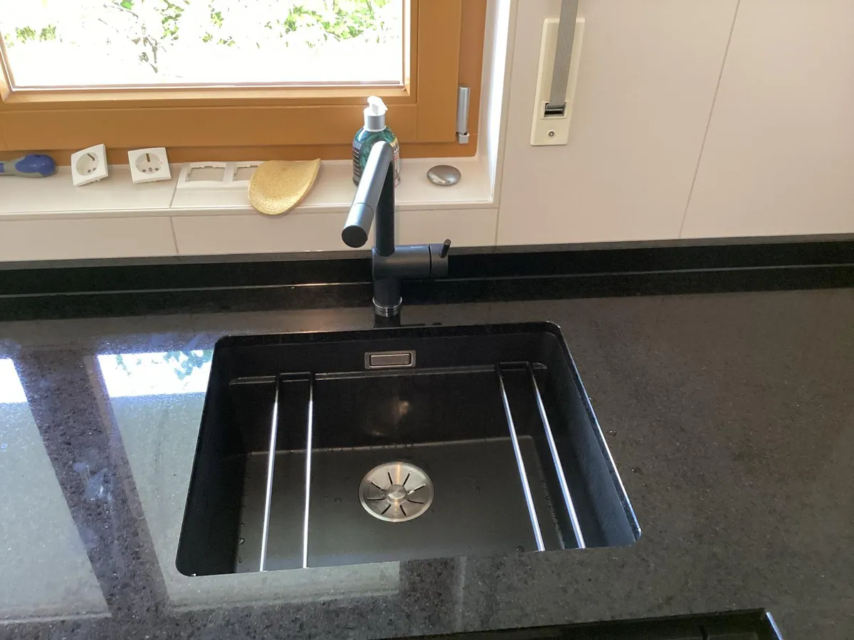 Moderne Küchenarbeitsfläche mit Spülbecken und Armatur