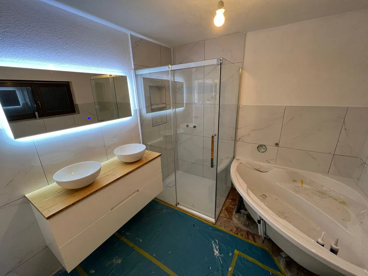 Modernes Badezimmer mit Badewanne und Dusche