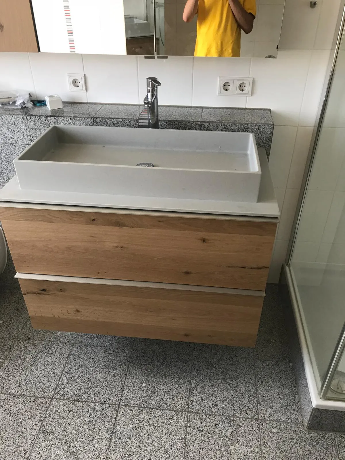 Modernes Badezimmer mit Doppelwaschtisch und großem Spiegel