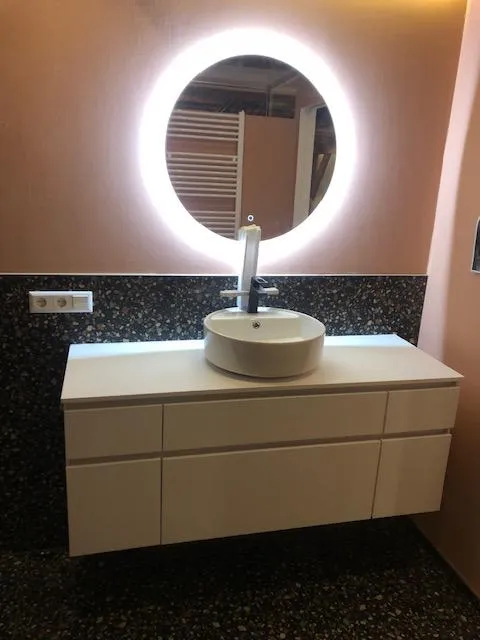 Moderne bodengleiche Dusche mit dunklen Wandfliesen
