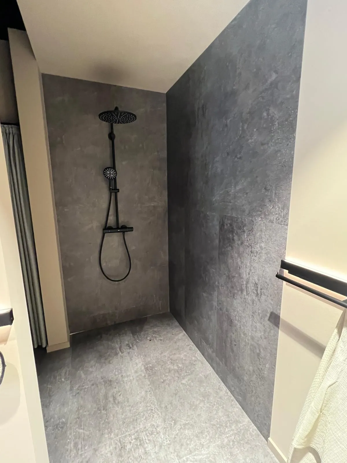 Modernes Badezimmer mit Waschtisch und Holzlamellen