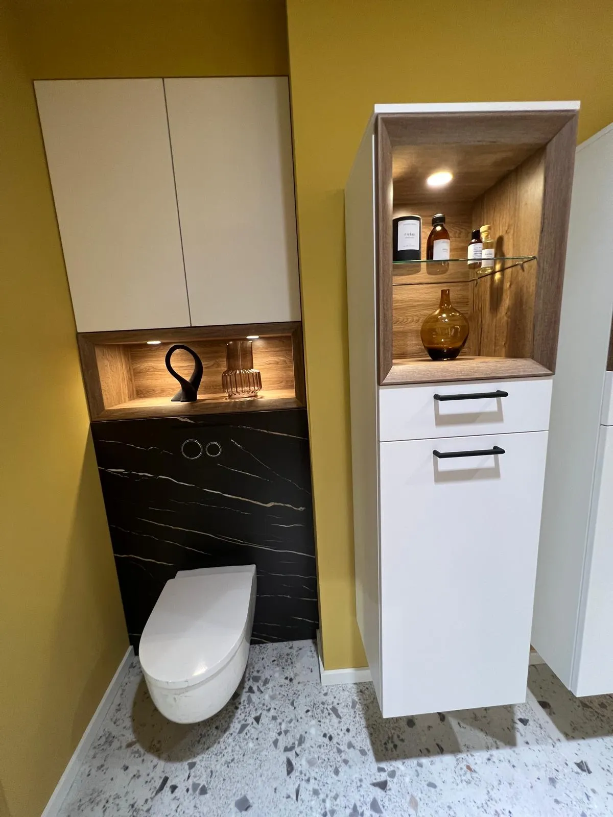 Modernes Badezimmer mit Waschtisch und Lichtspiegel