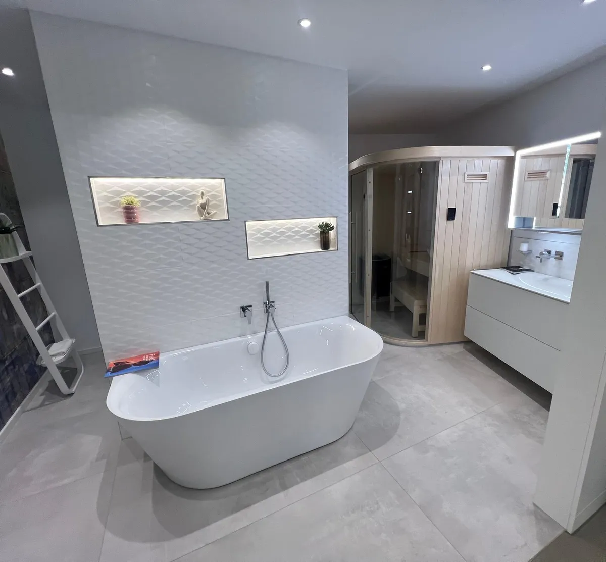 Helles Badezimmer mit freistehender Badewanne
