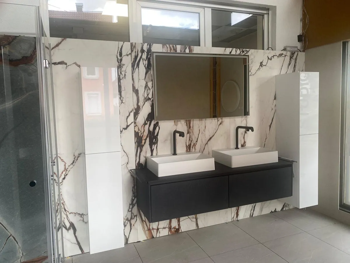 Moderner Doppelwaschtisch mit Wand in Marmoroptik