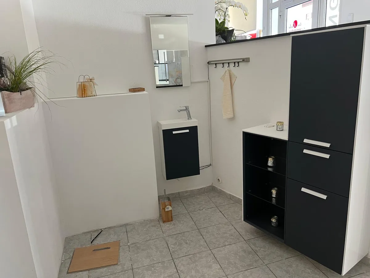 Modern eingerichtetes Badezimmer mit klaren Linien