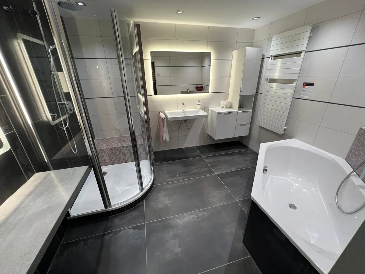 Modernes Badezimmer mit Dusche und Badewanne