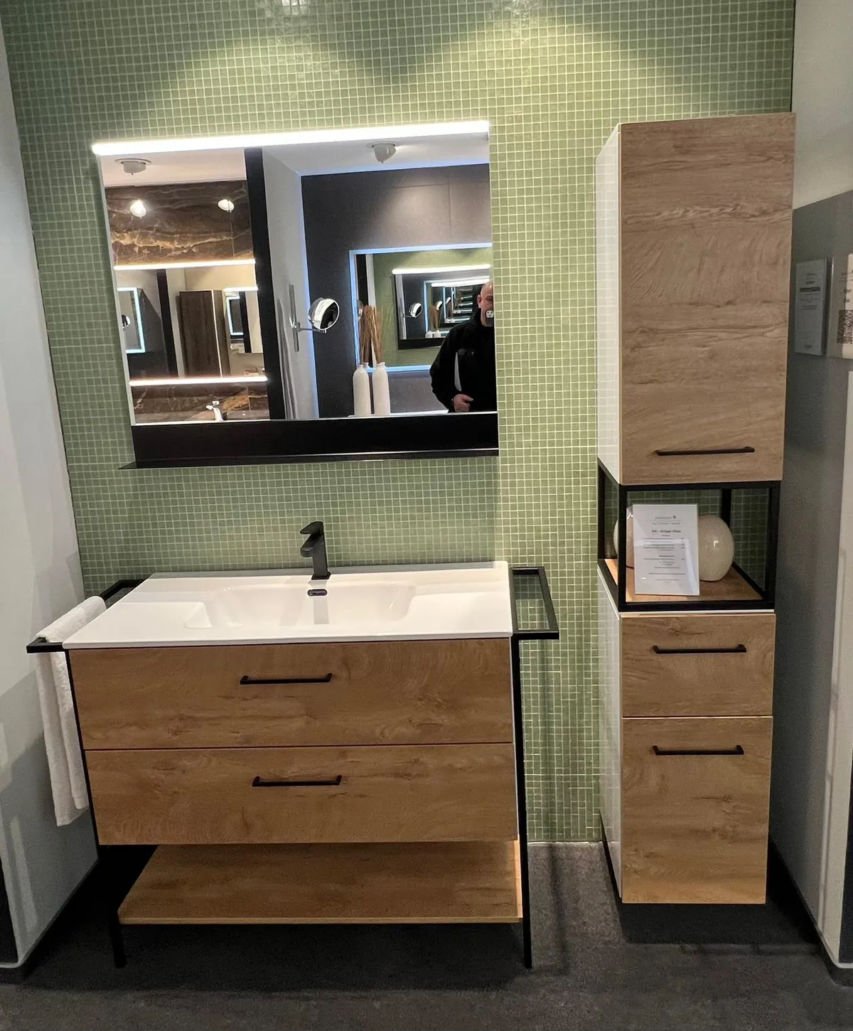 Modernes Badezimmer mit Waschtisch in Holzoptik