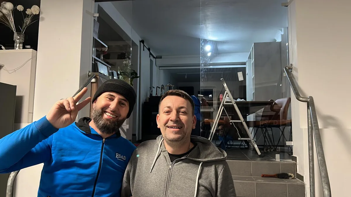 Esad und Mitarbeiter bei einem Küchenprojekt