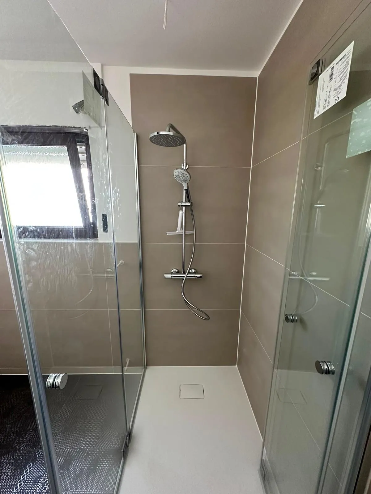 Modernes Badezimmer mit Dusche und Glasabtrennung