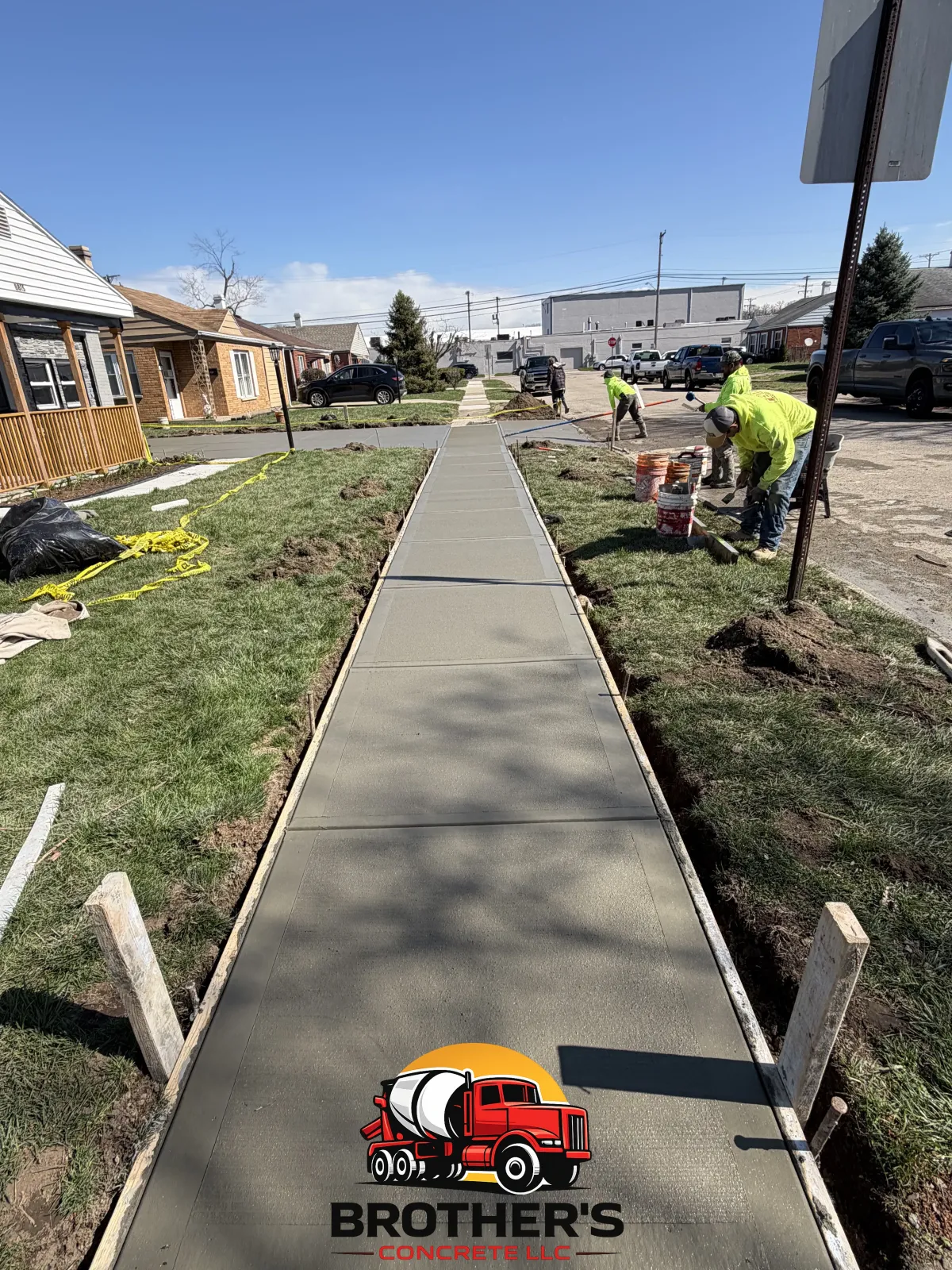 concrete sidewalk installation in Cincinnati Ohio clean walkway residential neighborhood