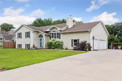 Maplewood Concrete builds and installs Driveway