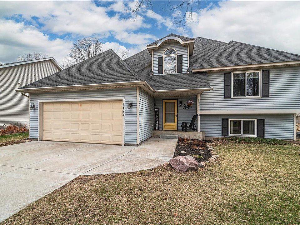 Maplewood Concrete builds and installs Driveway and pathway