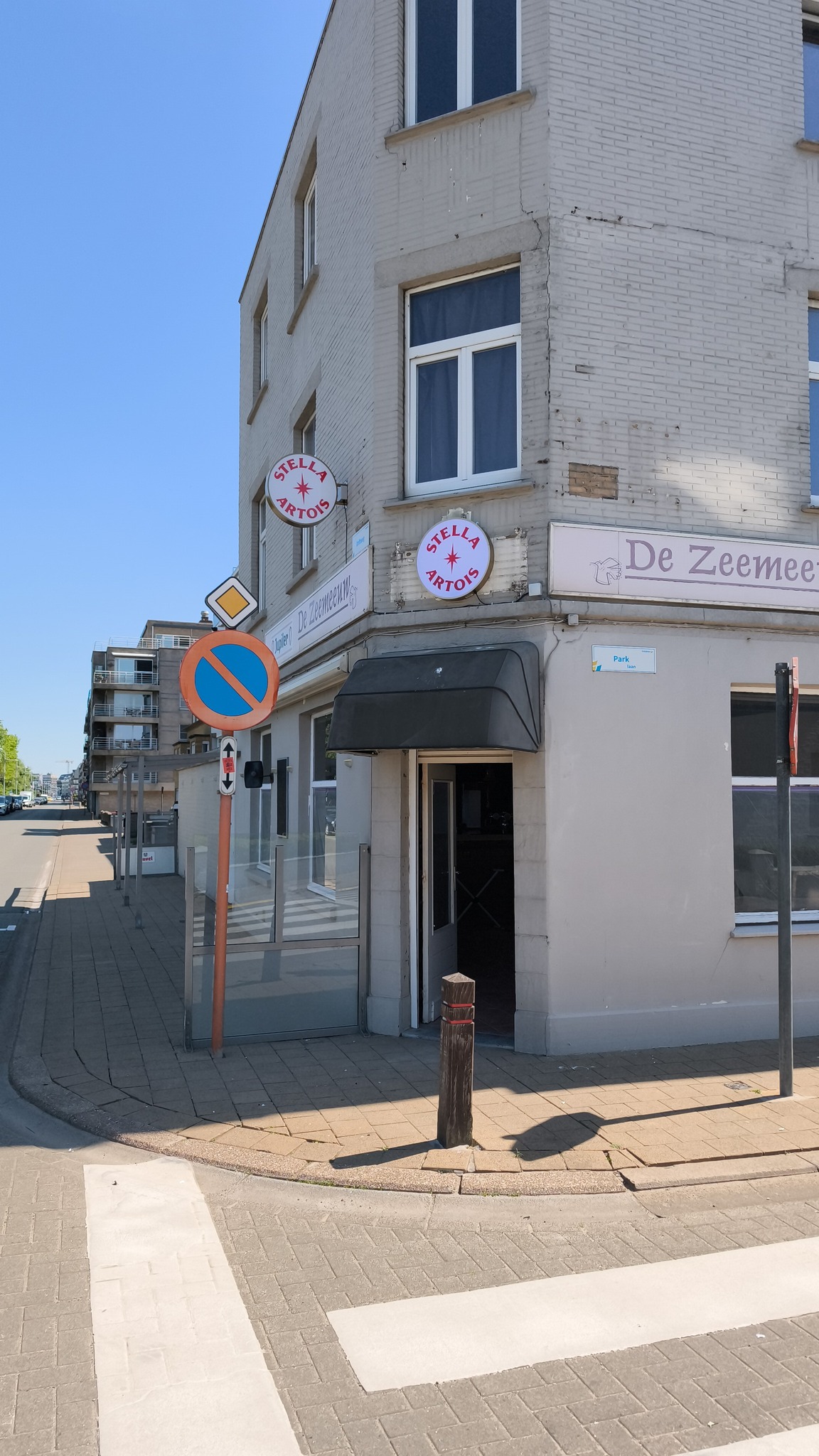 Buitenkant van Café De Zeemeeuw aan Parklaan in Bredene