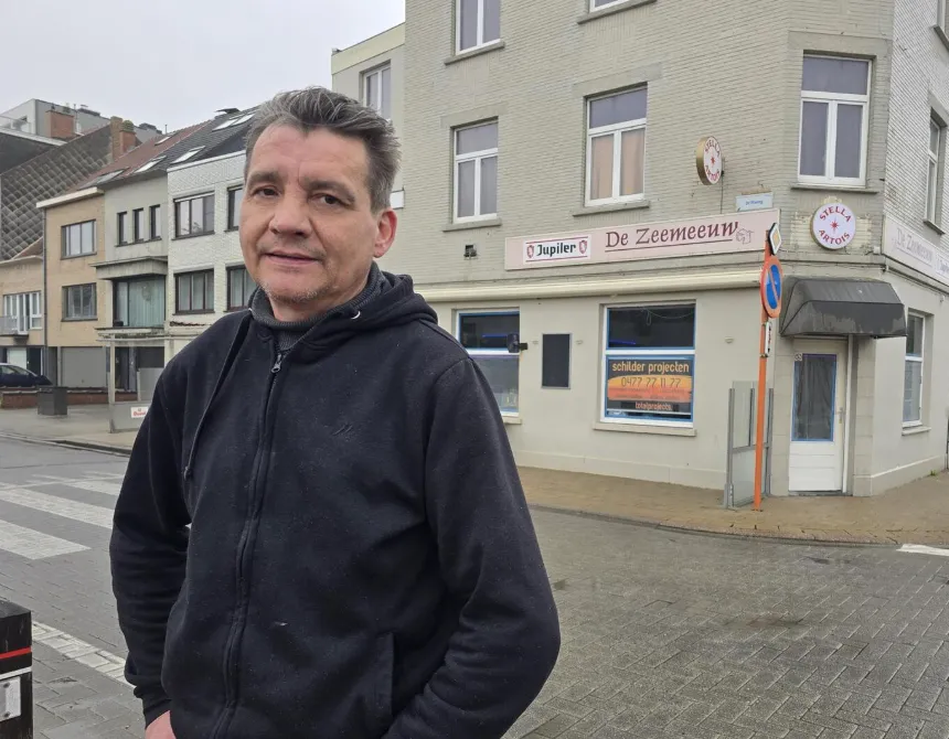 Christophe Luckx, uitbater van Café De Zeemeeuw, voor het café in Bredene