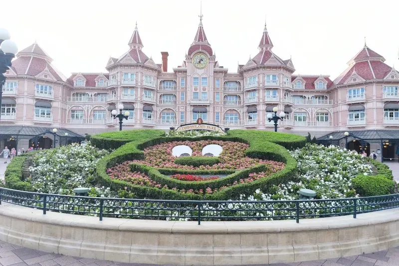 Entrada elegante del hotel de lujo Disneyland Hotel
