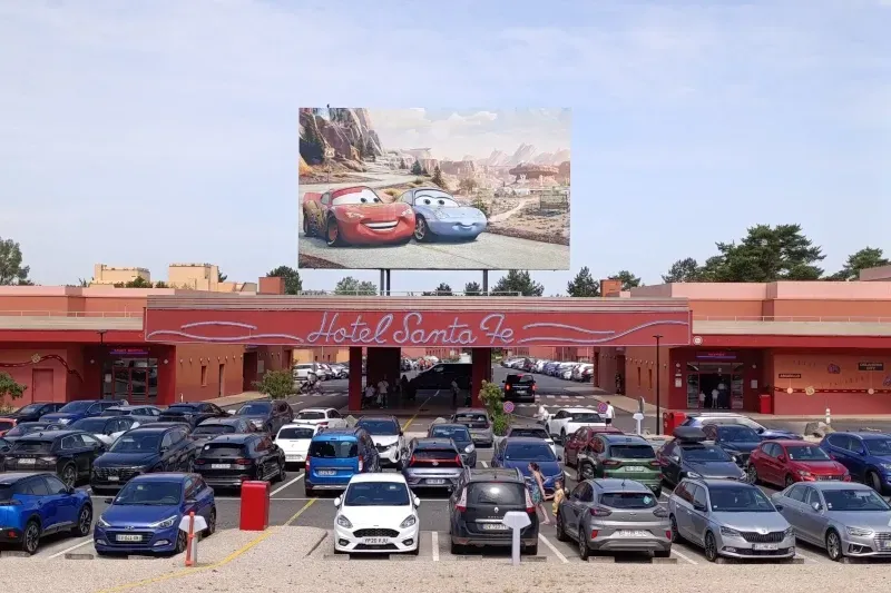 Recepción del Disney Hotel Santa Fe: la opción más económica de Disneyland Paris