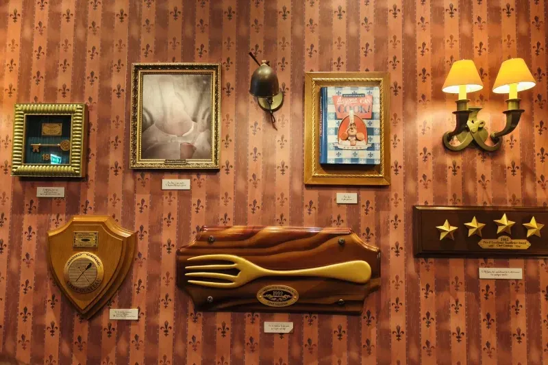 Decoración inspirada en Ratatouille dentro de un restaurante temático de Disneyland Paris