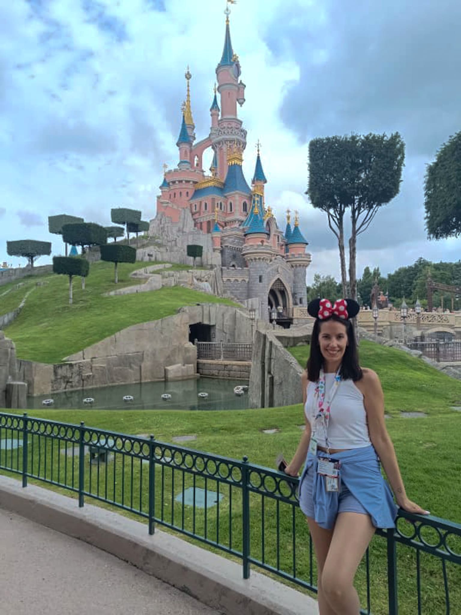 Viagem a Disneyland Paris com o castelo da Bela Adormecida ao fundo