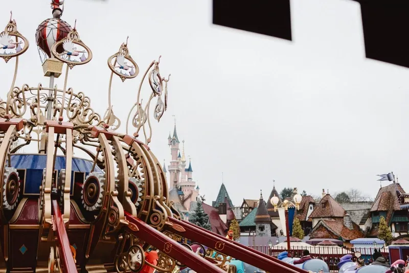 Vista del parque Disneyland Paris desde la atracción Dumbo