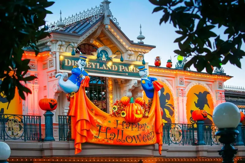Entrada Disneyland Paris decorada de Halloween