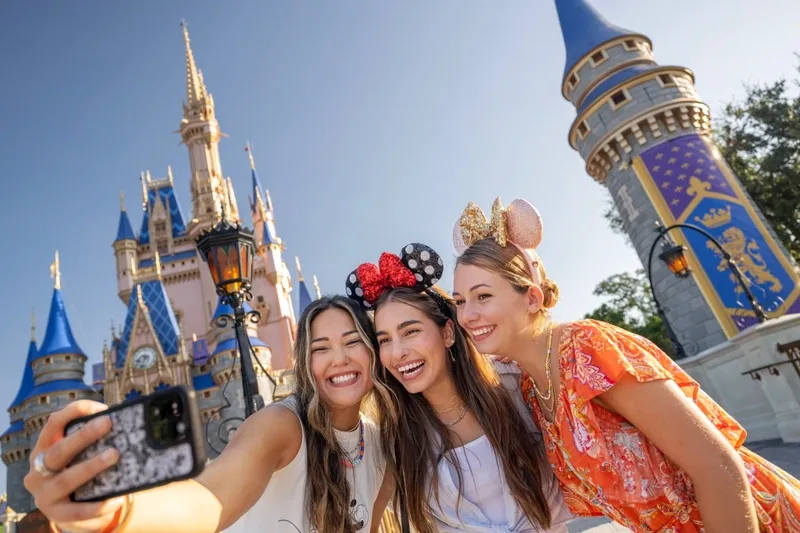 Amigas frente al castillo de Walt Disney World
