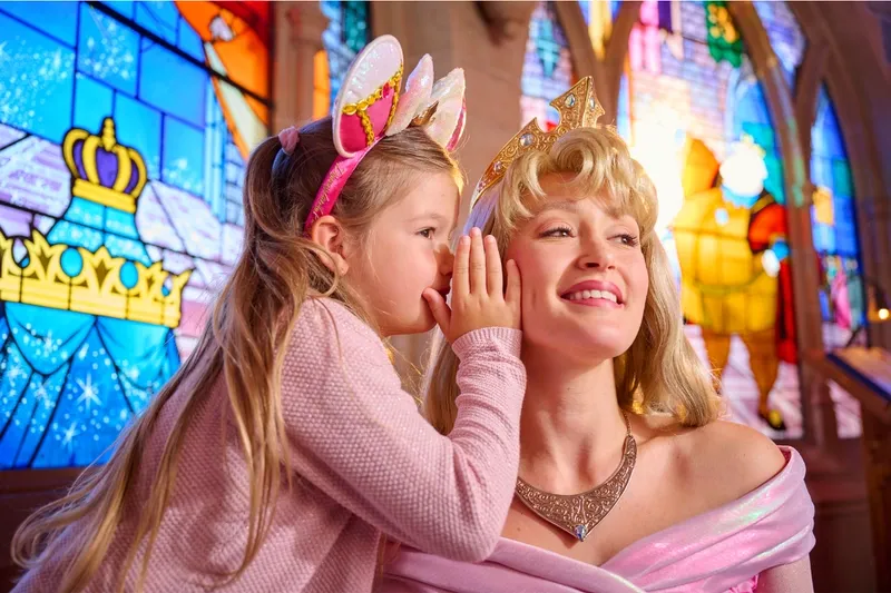 Niña con princesa Aurora en Disneyland Paris