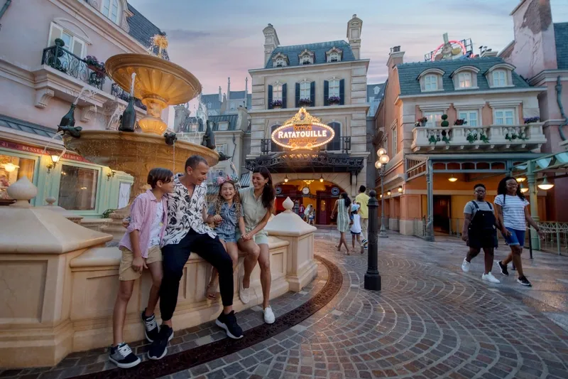 Familia frente a atracción de Ratatouille