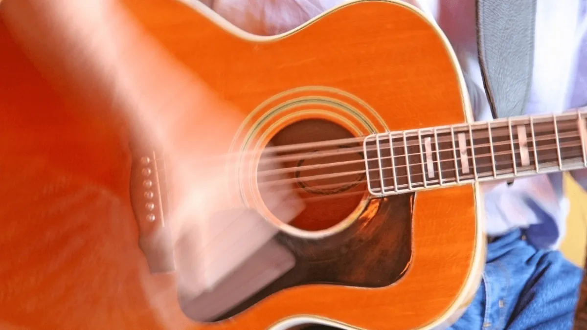 Illustration showing the golden rule of strumming – keep your hand moving